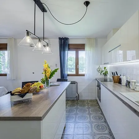 Villa Mendula In Cambarelici - Haus Fuer 6-7 Personen *